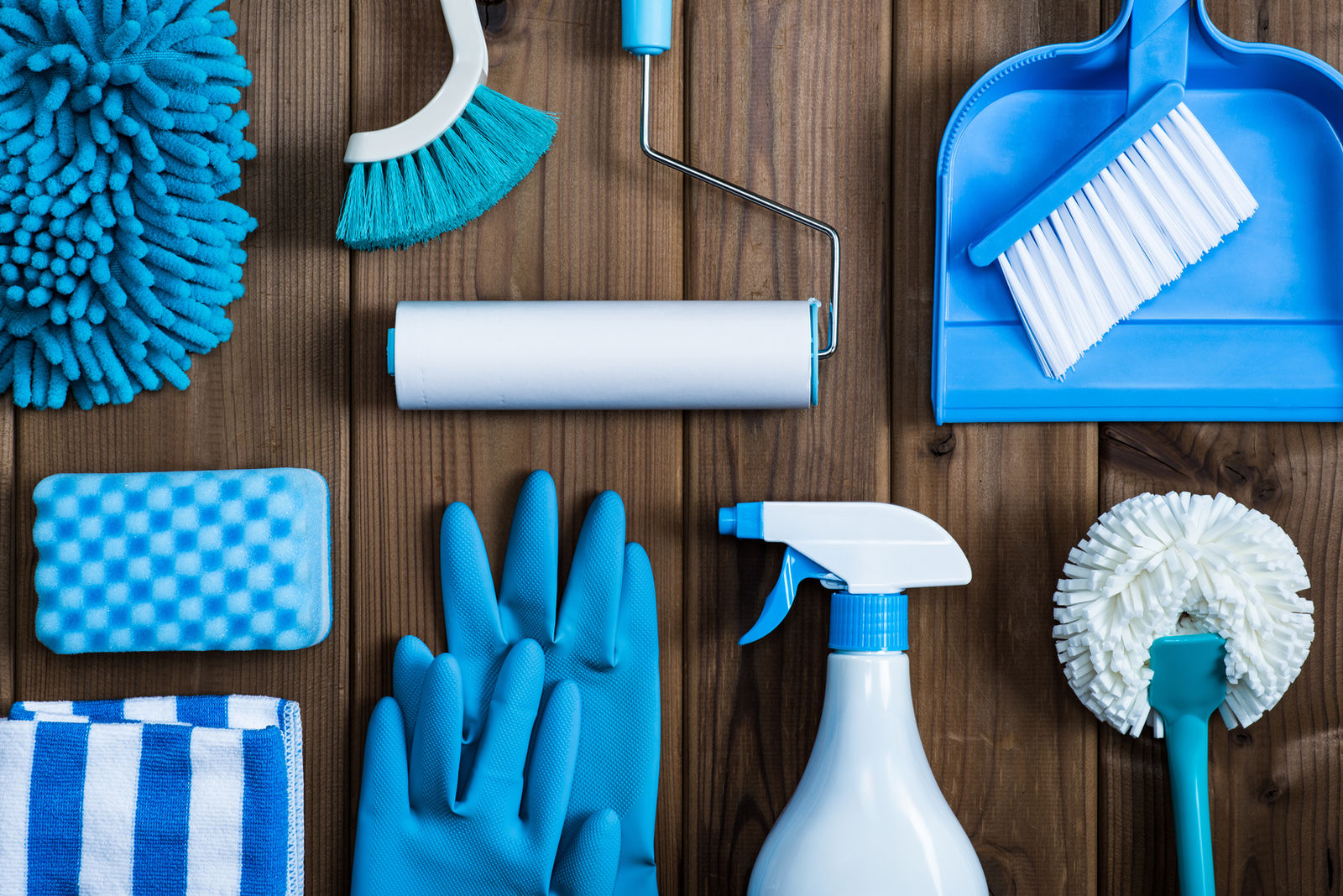 Sauber sortierte Reinigungsutensilien: Mikrofasertücher, Handschuhe, Bürsten und Sprühflasche