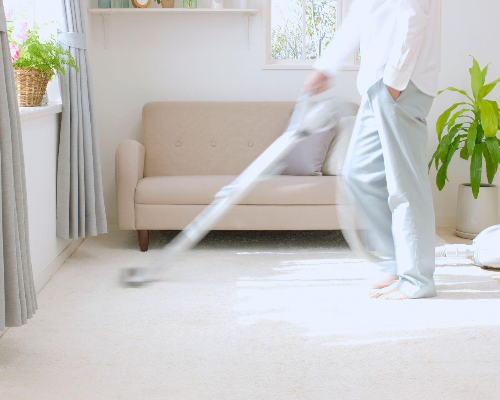 Endreinigung einer Ferienwohnung: Wohnbereich wird zwischen zwei Belegungen gesaugt